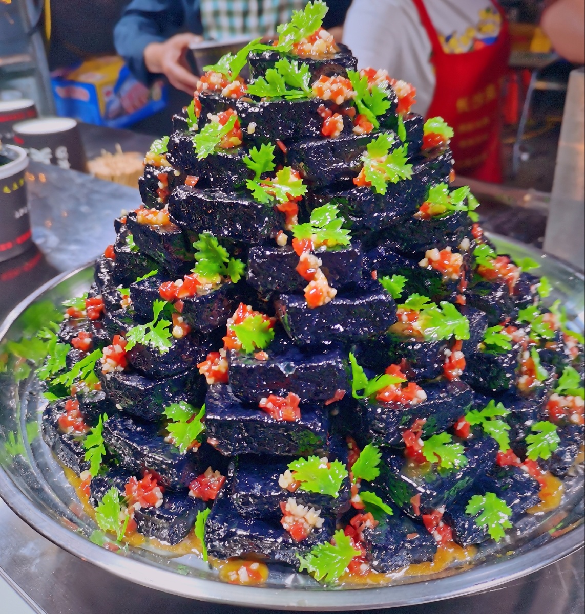 夜市里的臭豆腐有谁想吃