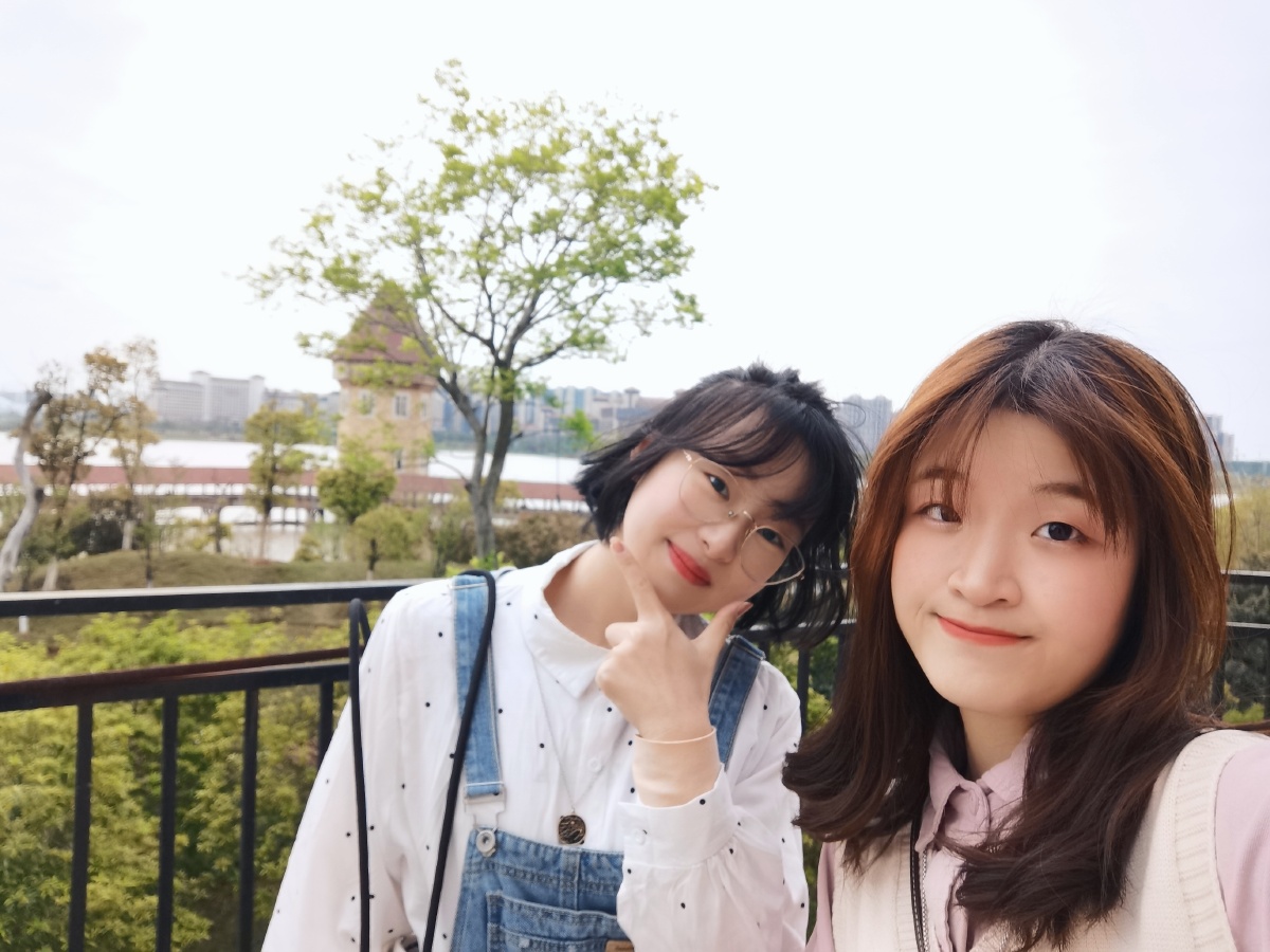 和朋友出去玩她真的超好看