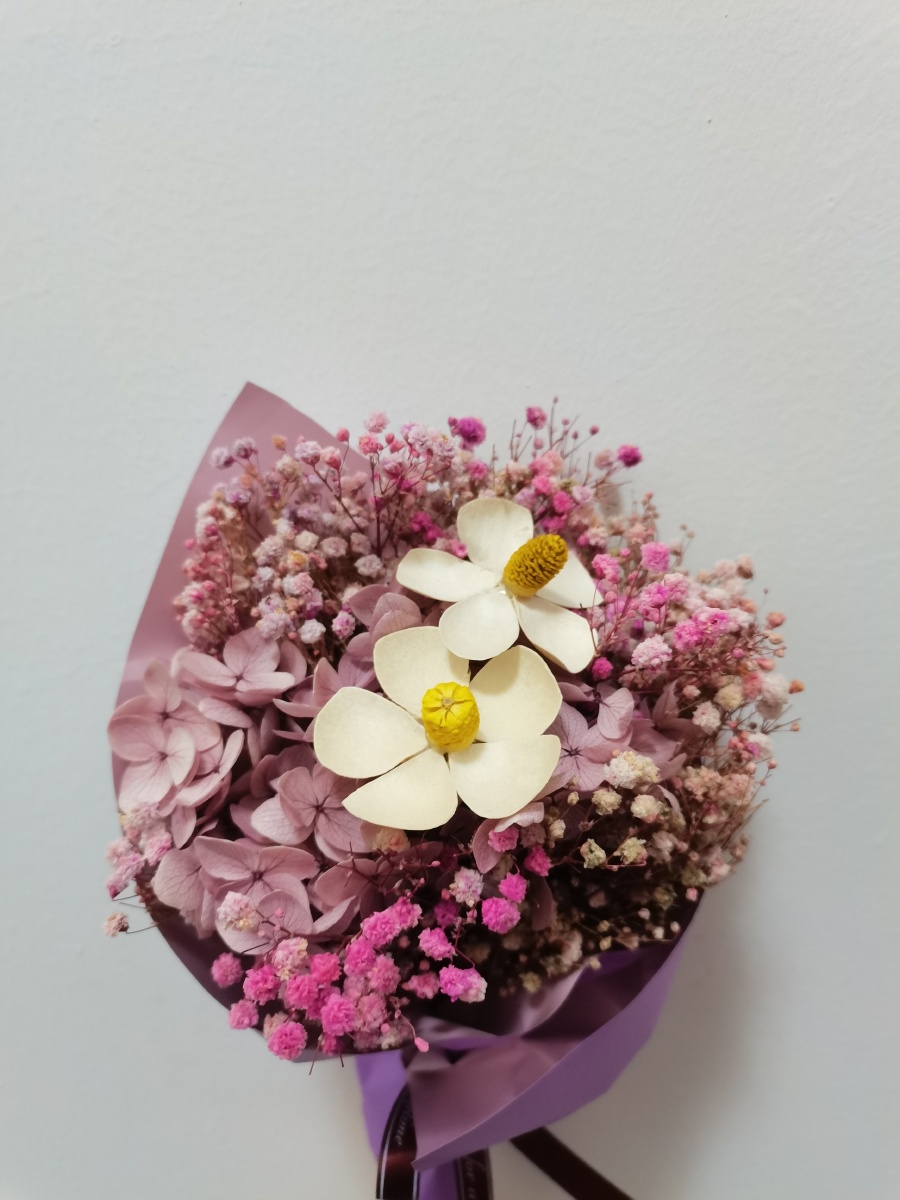 最喜欢满天星的小花花团簇拥的样子让人心情都变好了