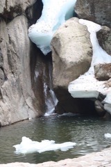 瀑布底