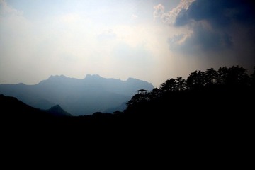 群山孤亭