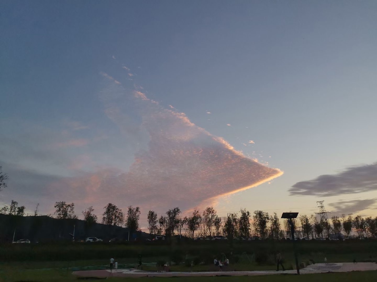 难得一见的金龙鱼头云!