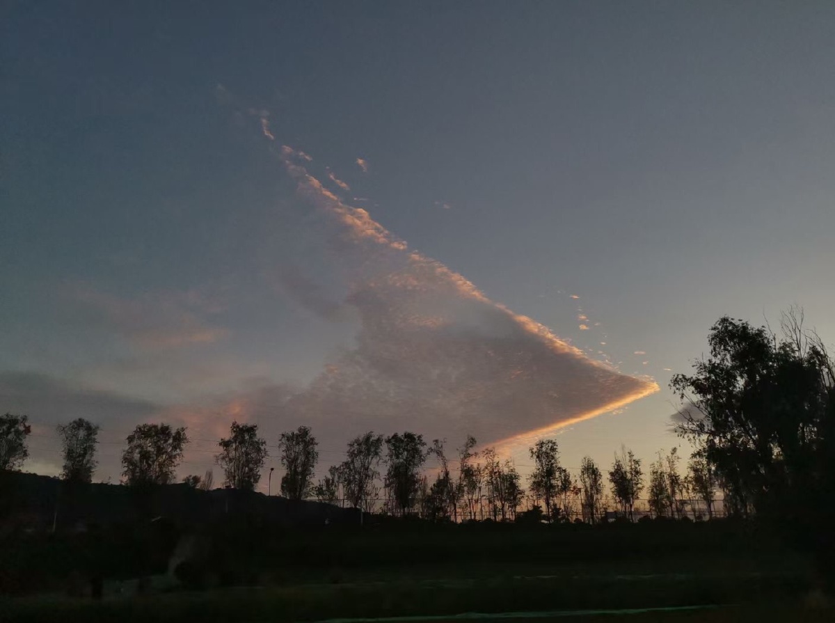 难得一见的金龙鱼头云!