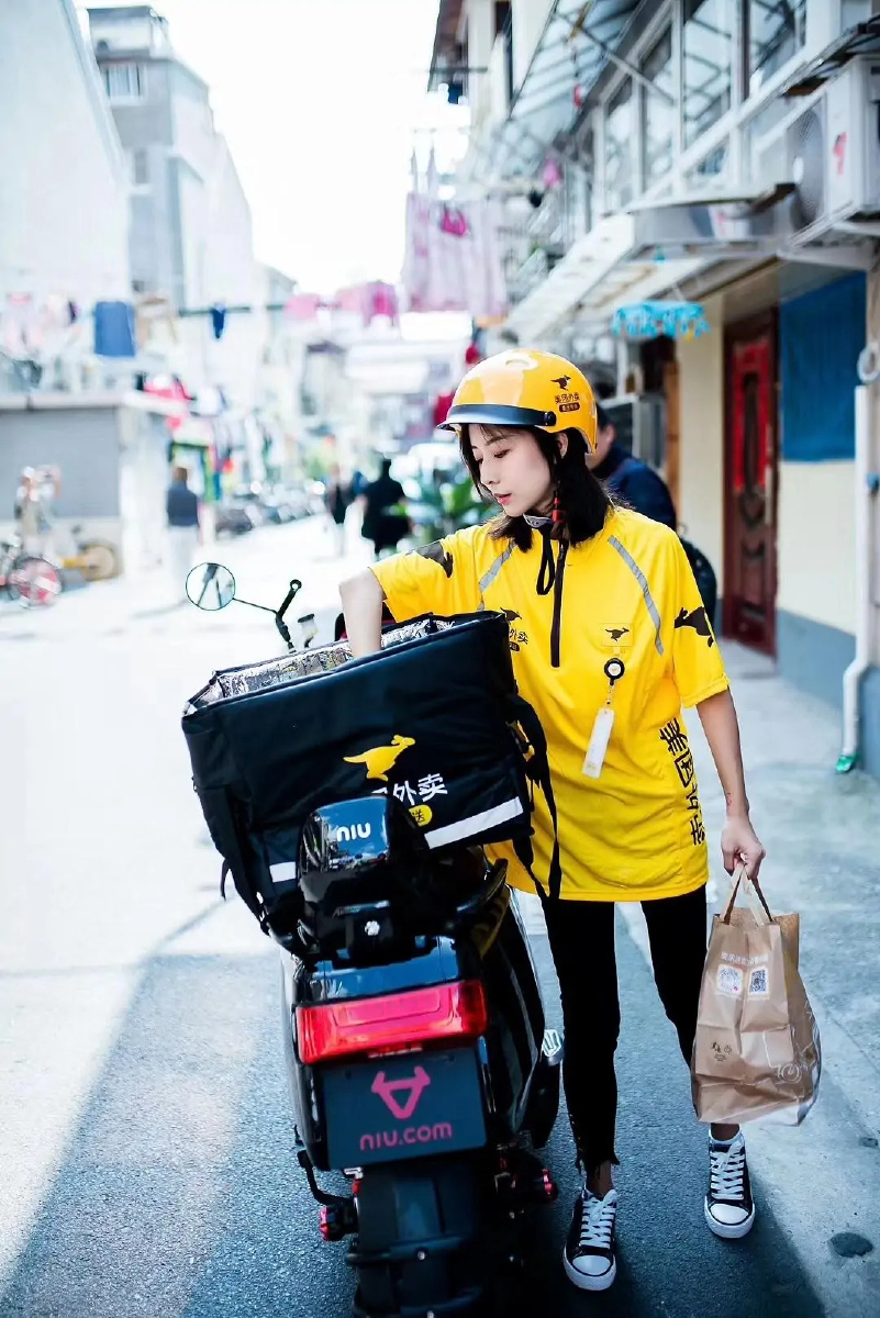 街头的美女外卖员