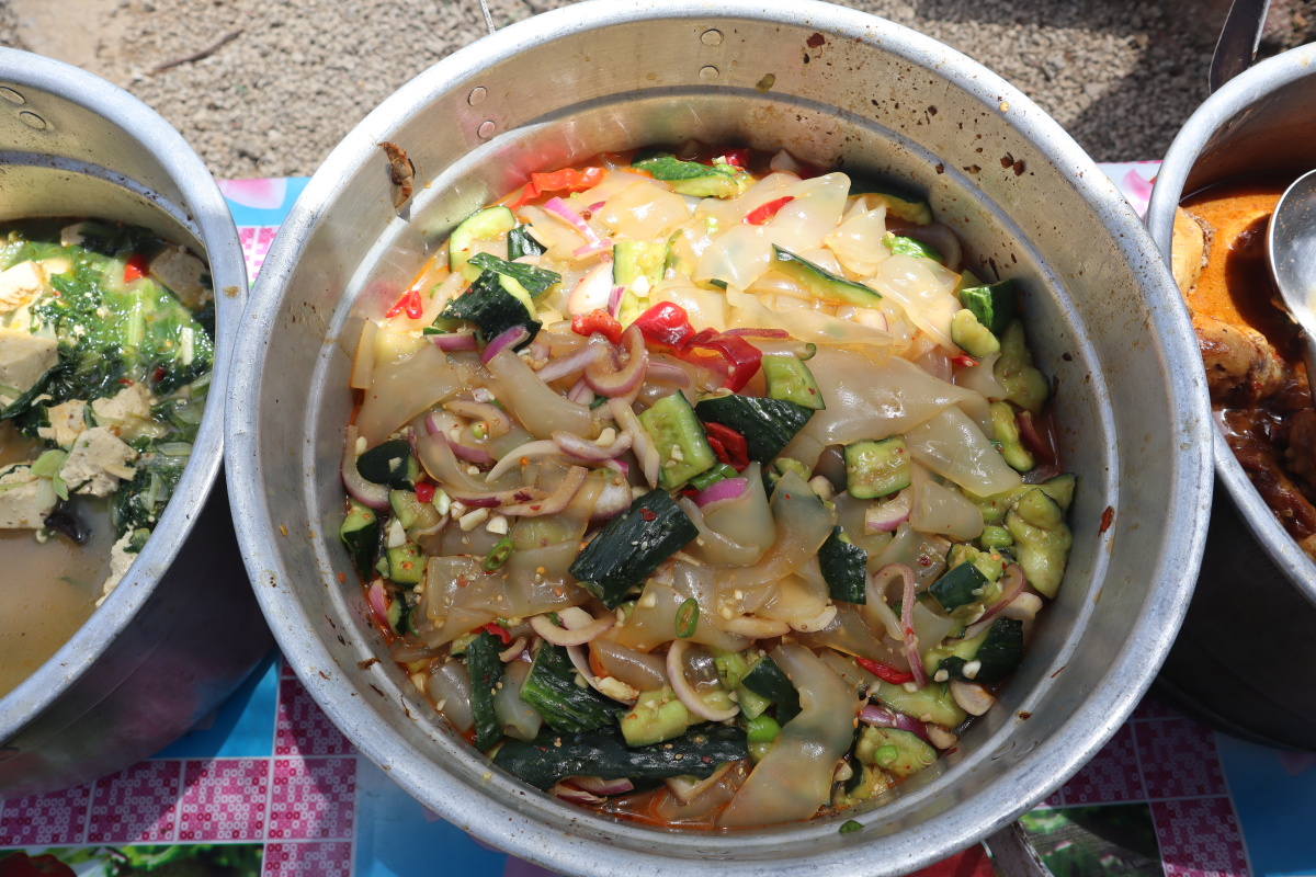 工地边大锅菜10岁一荤3素随便吃