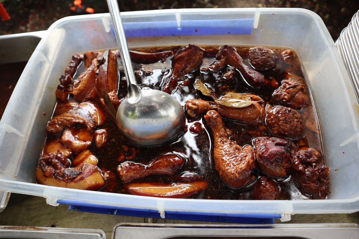 工地边大锅菜10岁一荤3素随便吃