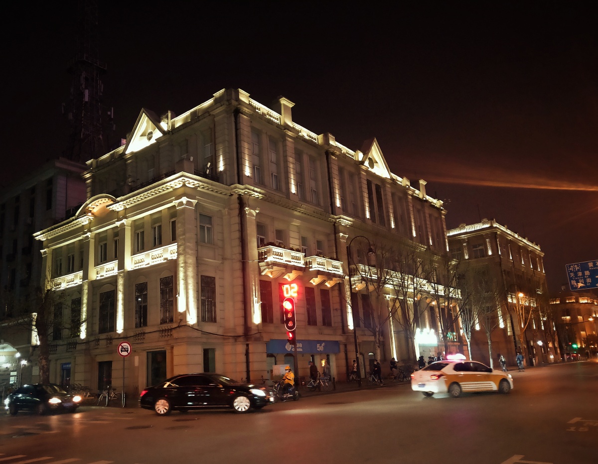 武汉风情老街黎黄陂路的街景咖啡店的惬意悠闲温暖的灯光租界时期颇具