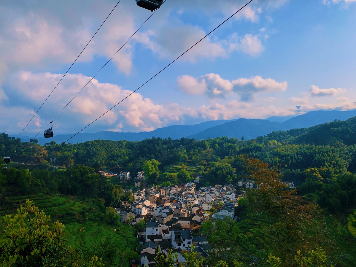 四月中旬江西婺源篁岭油菜花田