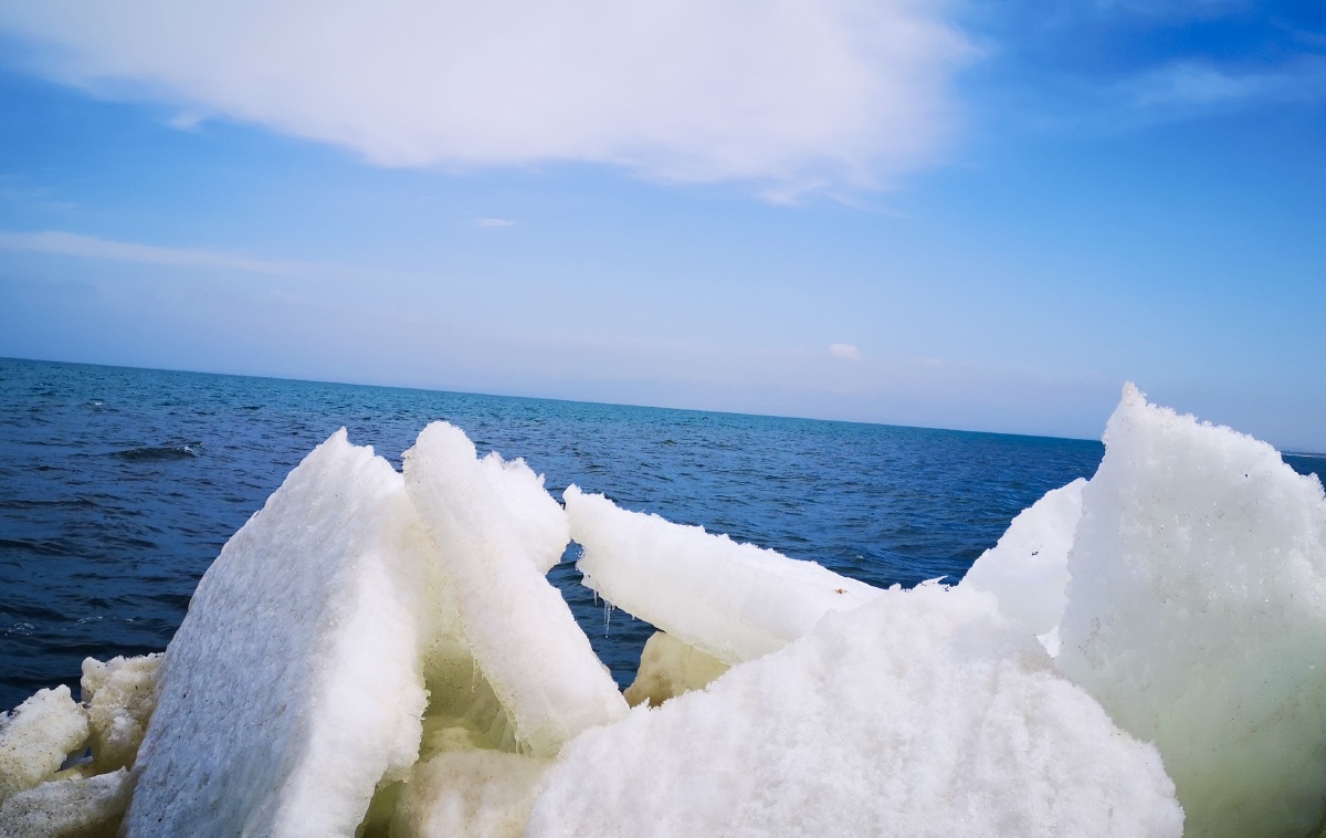 冰雪混合物,碧蓝的湖水,湛蓝的天空.美得让人心旷神怡