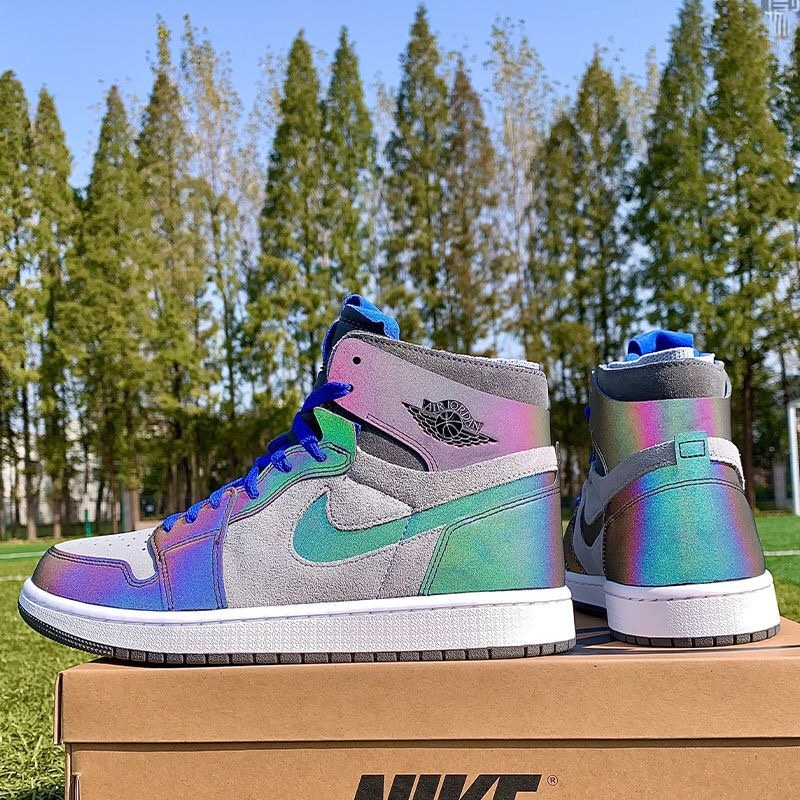 用高像素相机拍摄的aj1英雄联盟反光效果下在树林里的情景