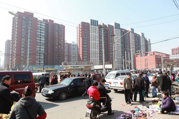 新楼盘前的集市