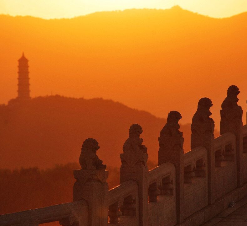 夕阳下的十七孔桥<br />
