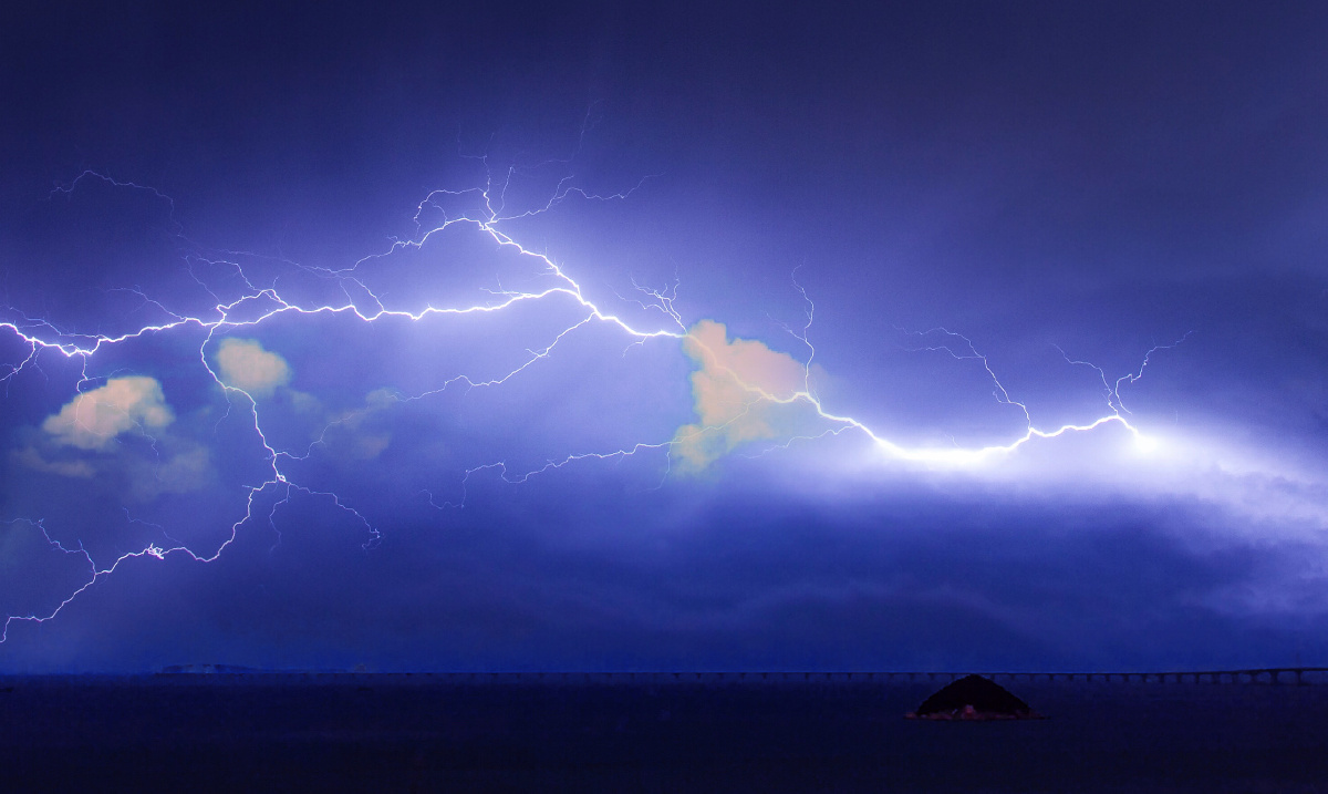 有人怪雨急有人等烟雨闪电告诉我们生活不一定都是黑暗电闪雷鸣后一切