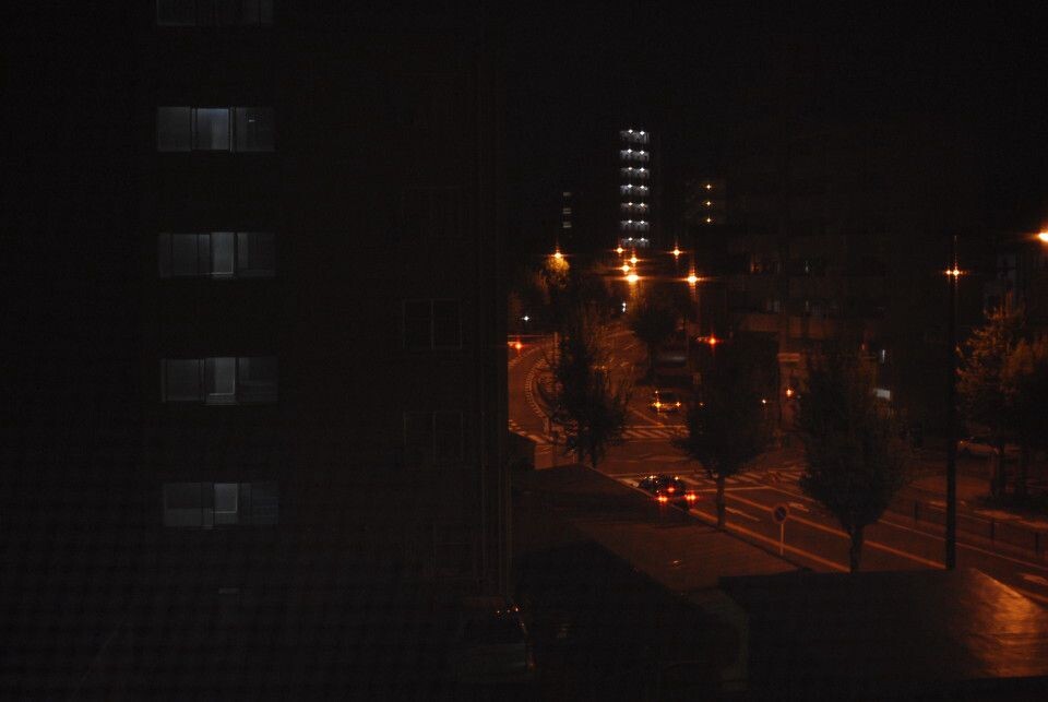 凌晨的窗外<br />