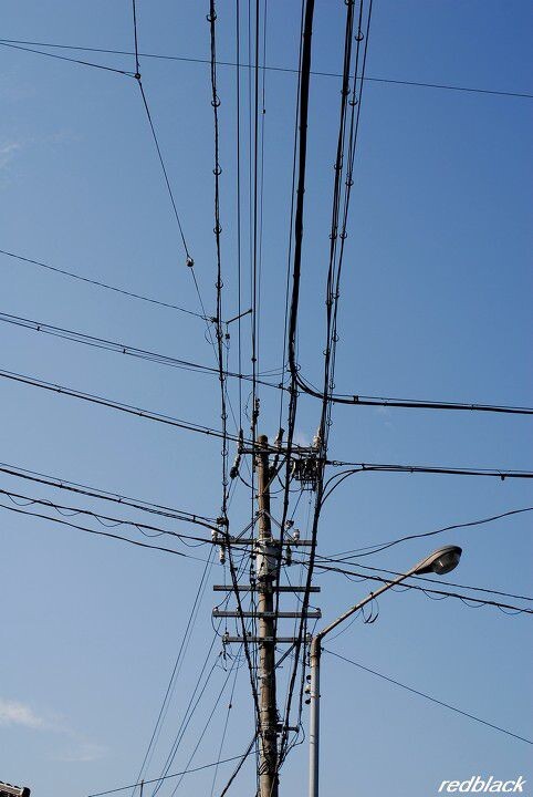 网<br />
名古屋街道上面的电网