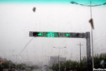 雨，双层公交车内