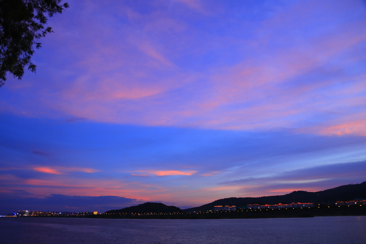 夏天的夕阳余晖炙热而强烈