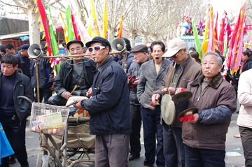 打鼓敲锣