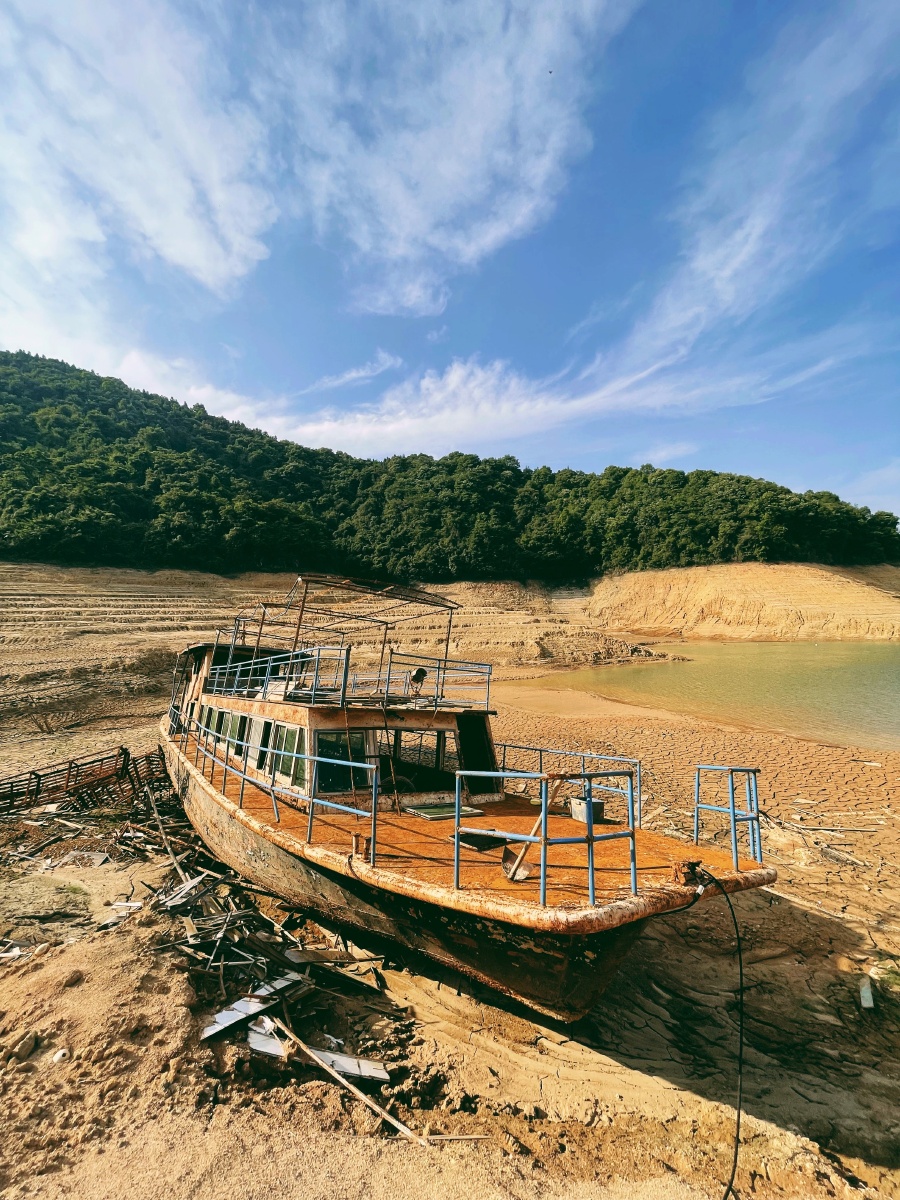 2021年万绿湖沉底的游船