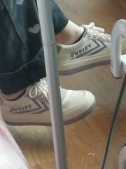 608557