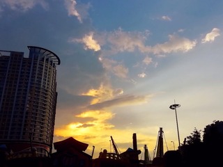 1905528
