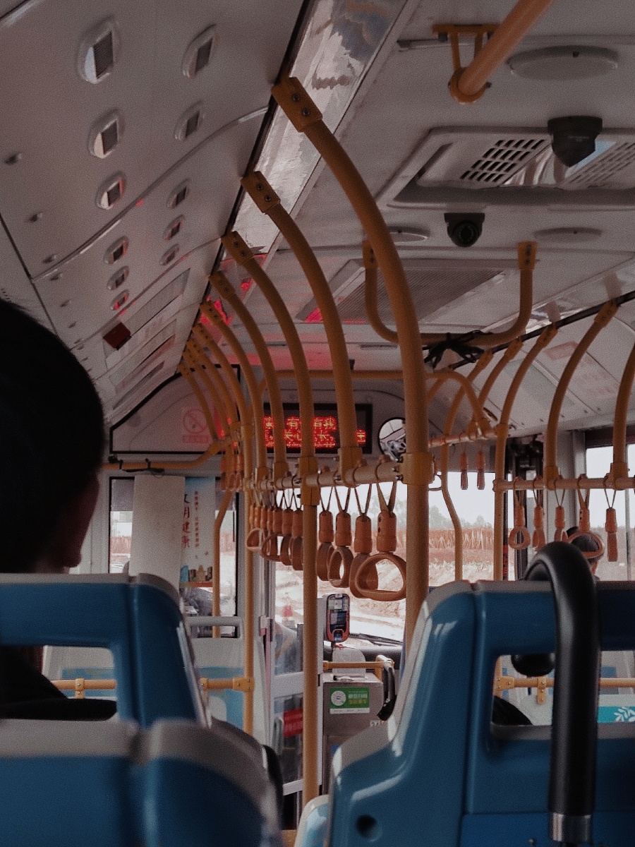 就喜欢一个人坐在公交车最后一排