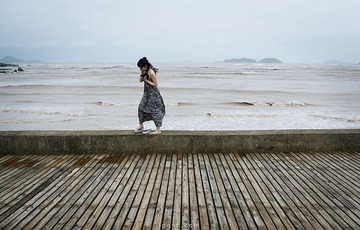 在海边吹风的妹纸