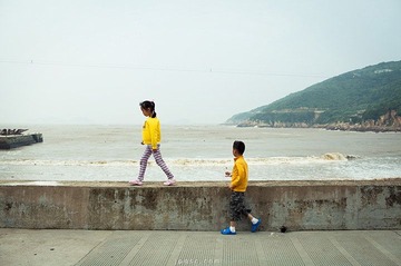 玩耍的萝莉与正太