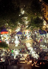吴山夜市，夜市的灯光与穿梭无痛的人流交织在一起