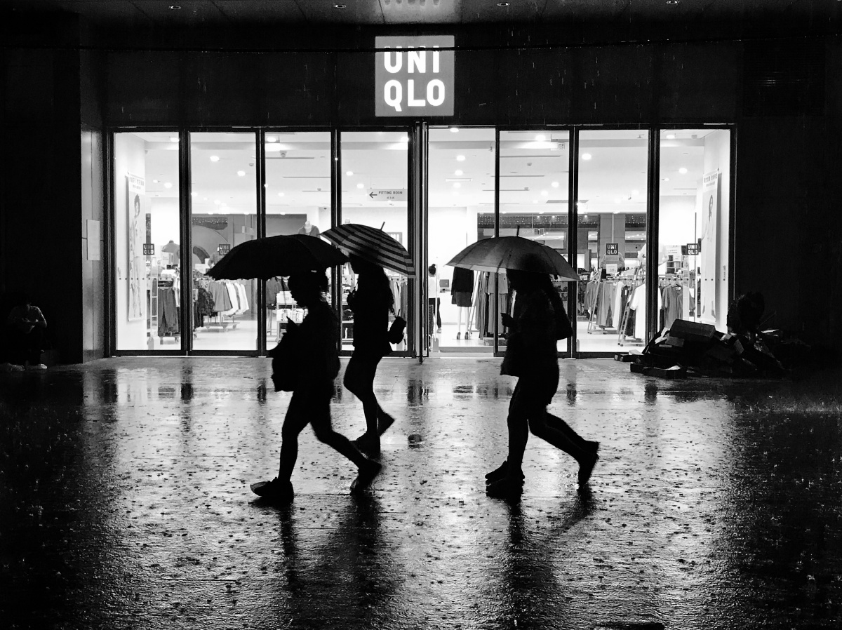 准备从咖啡店离开,却发现外面下雨了,用手机捕捉下这一画面.