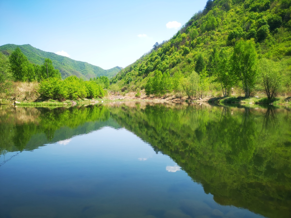 蓝天白云青山绿水河北承德热河谷