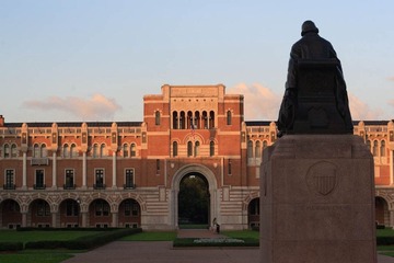 夕阳下的Lovett Hall