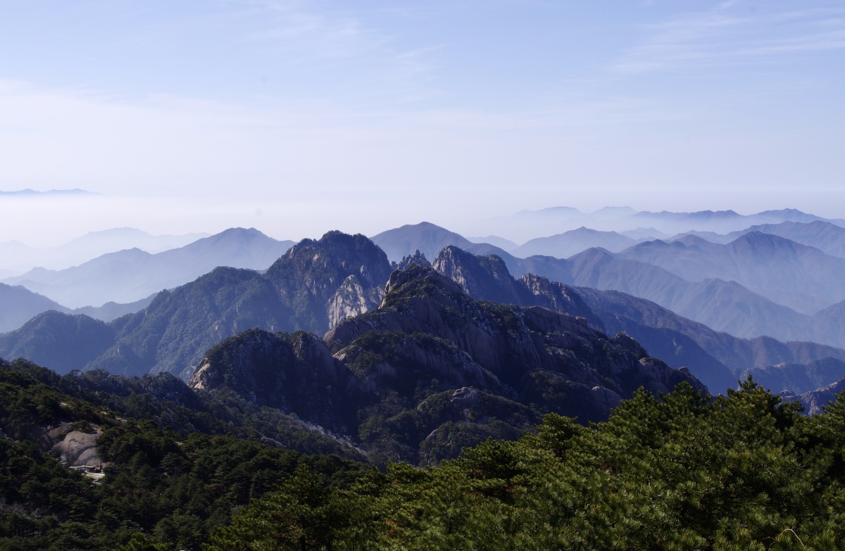 黄山上远眺群山