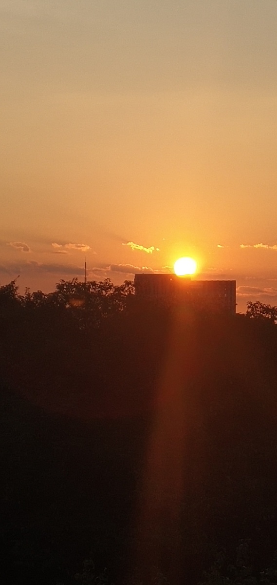 太阳从东方冉冉升起