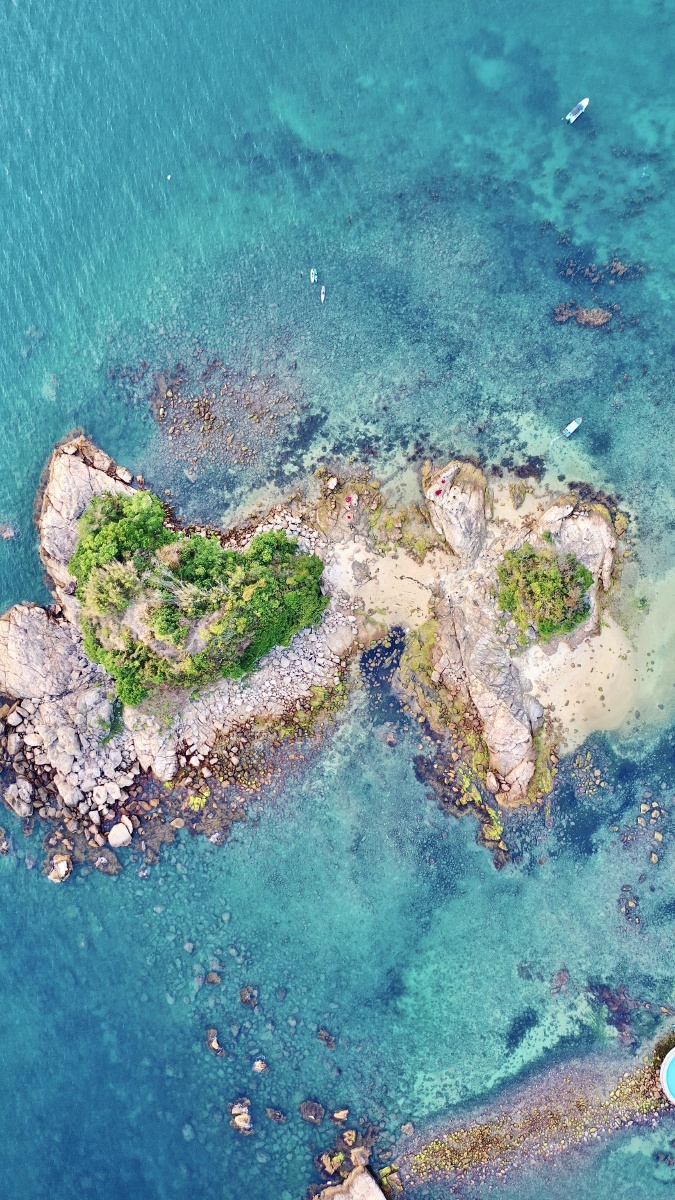 航拍清澈见底的海水