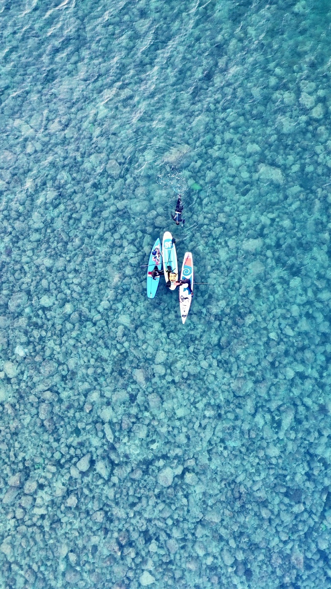 航拍清澈见底的海水