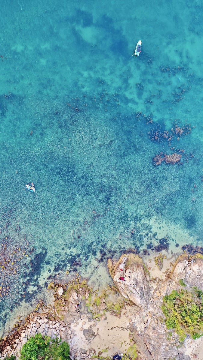 航拍清澈见底的海水