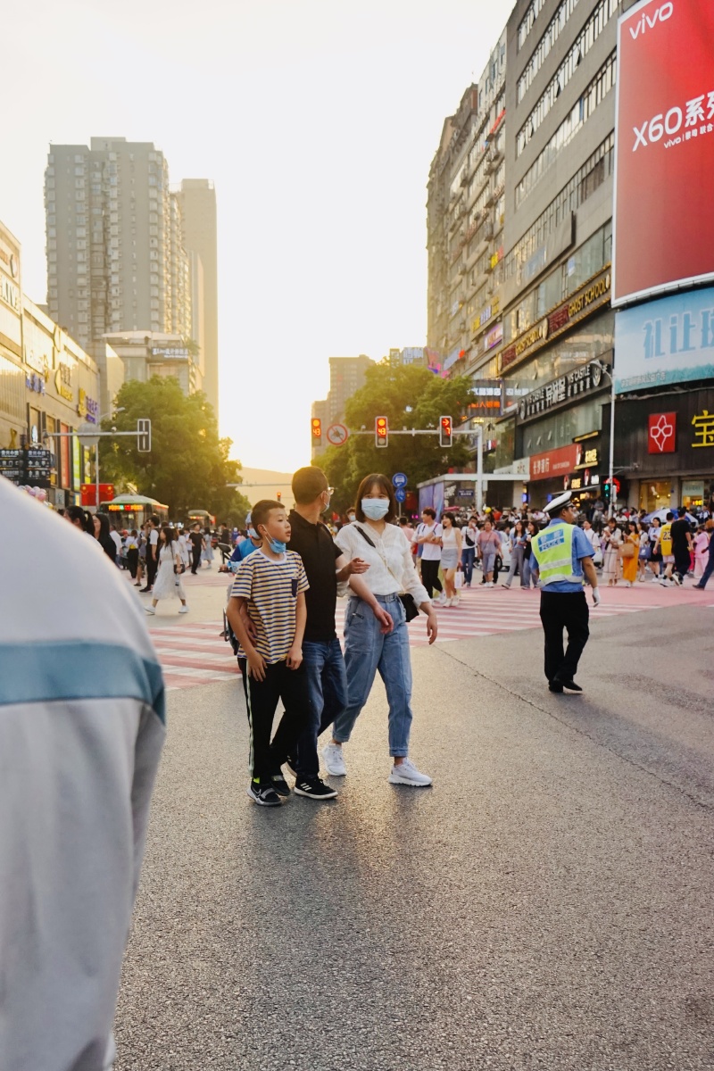 五一节的长沙五一广场人潮汹涌
