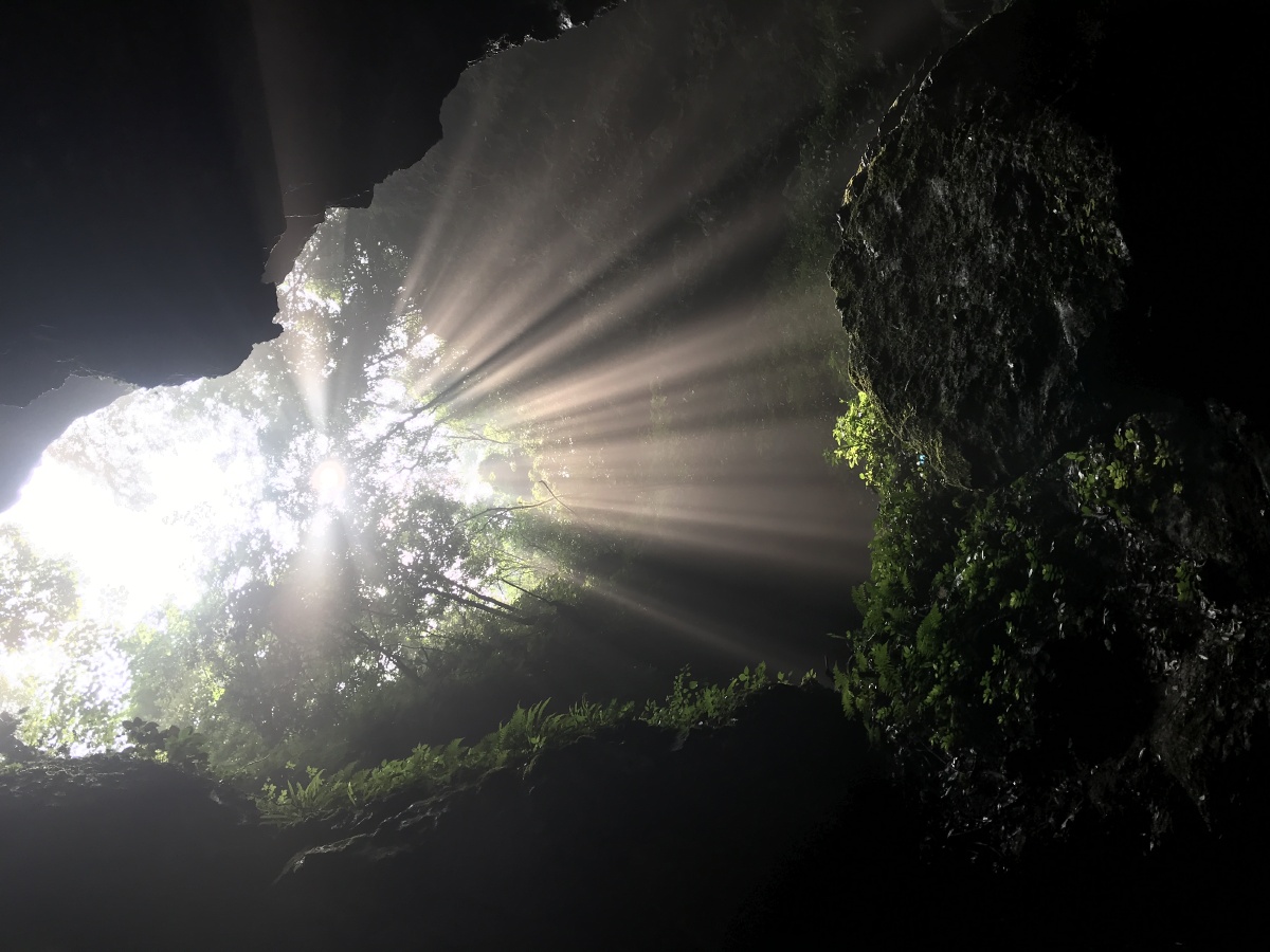 山洞里的云隙光