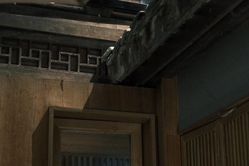124563