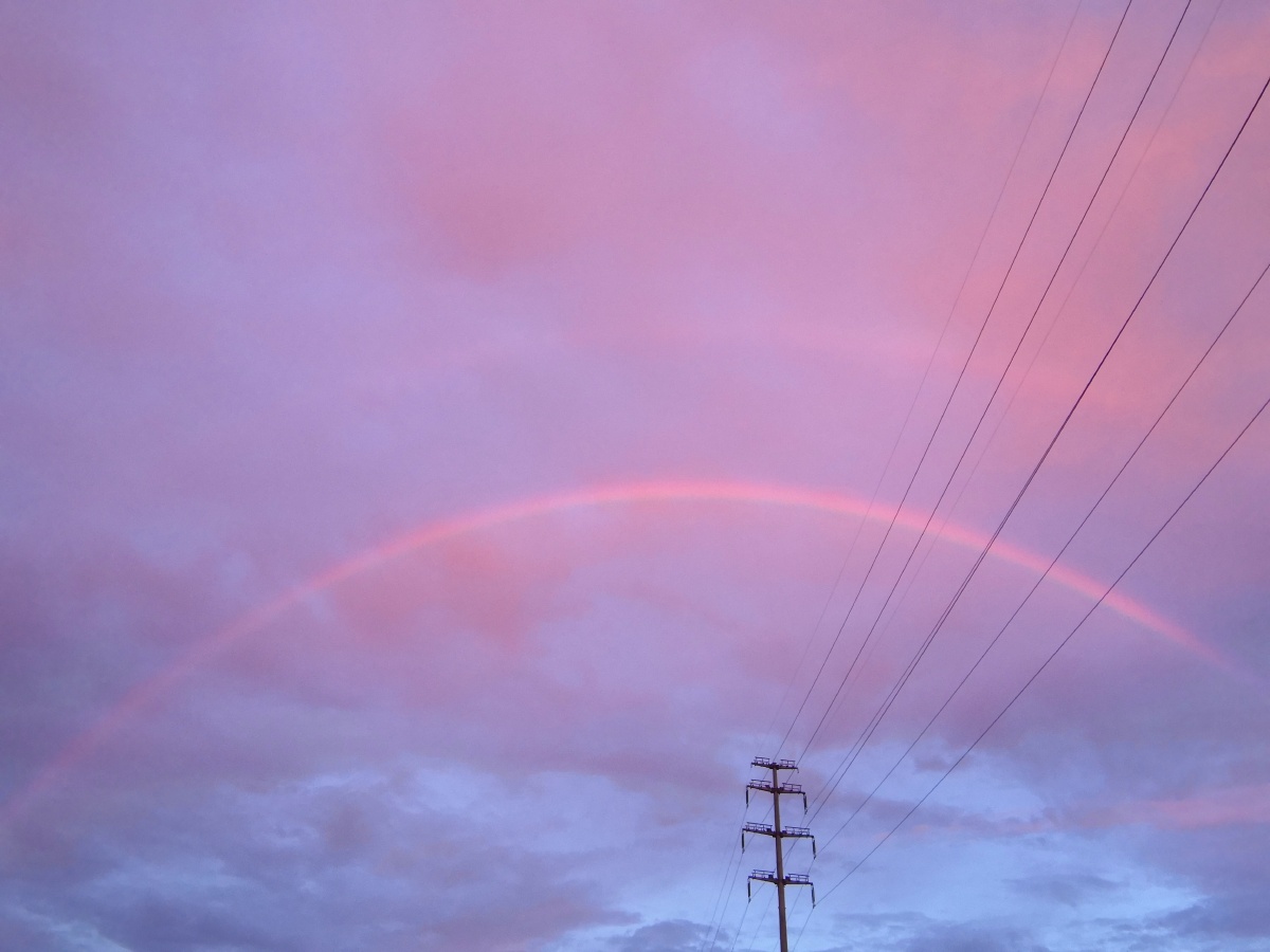粉红色的天空配上若隐若现的双层彩虹是盛夏的感觉呀