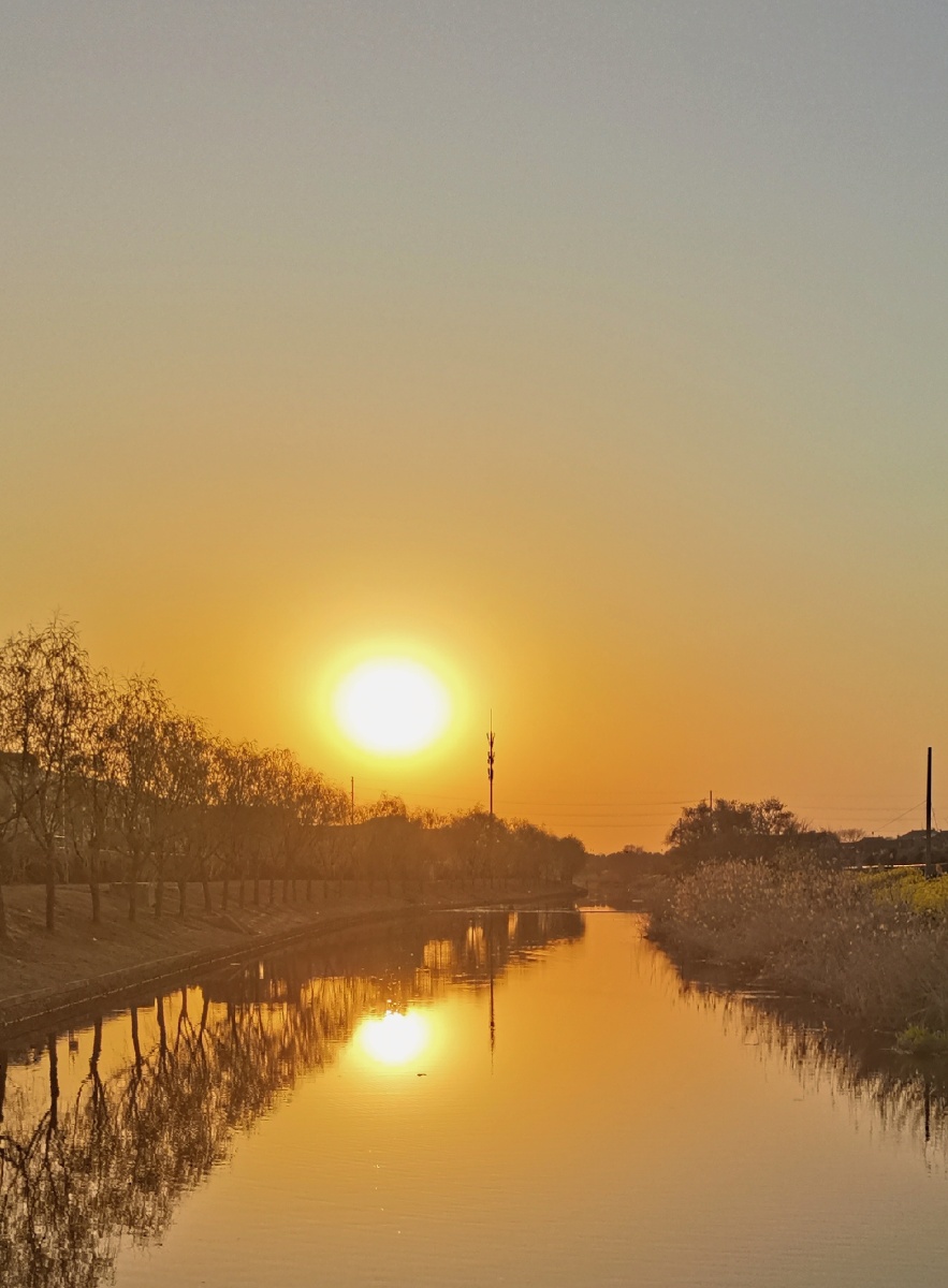 傍晚的阳光金黄而辽远