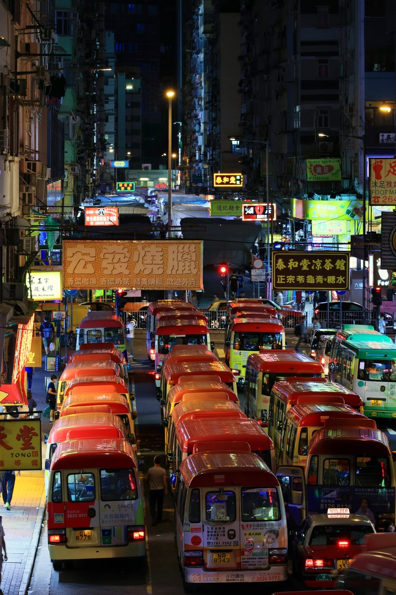 夜幕下灯红酒绿的都市