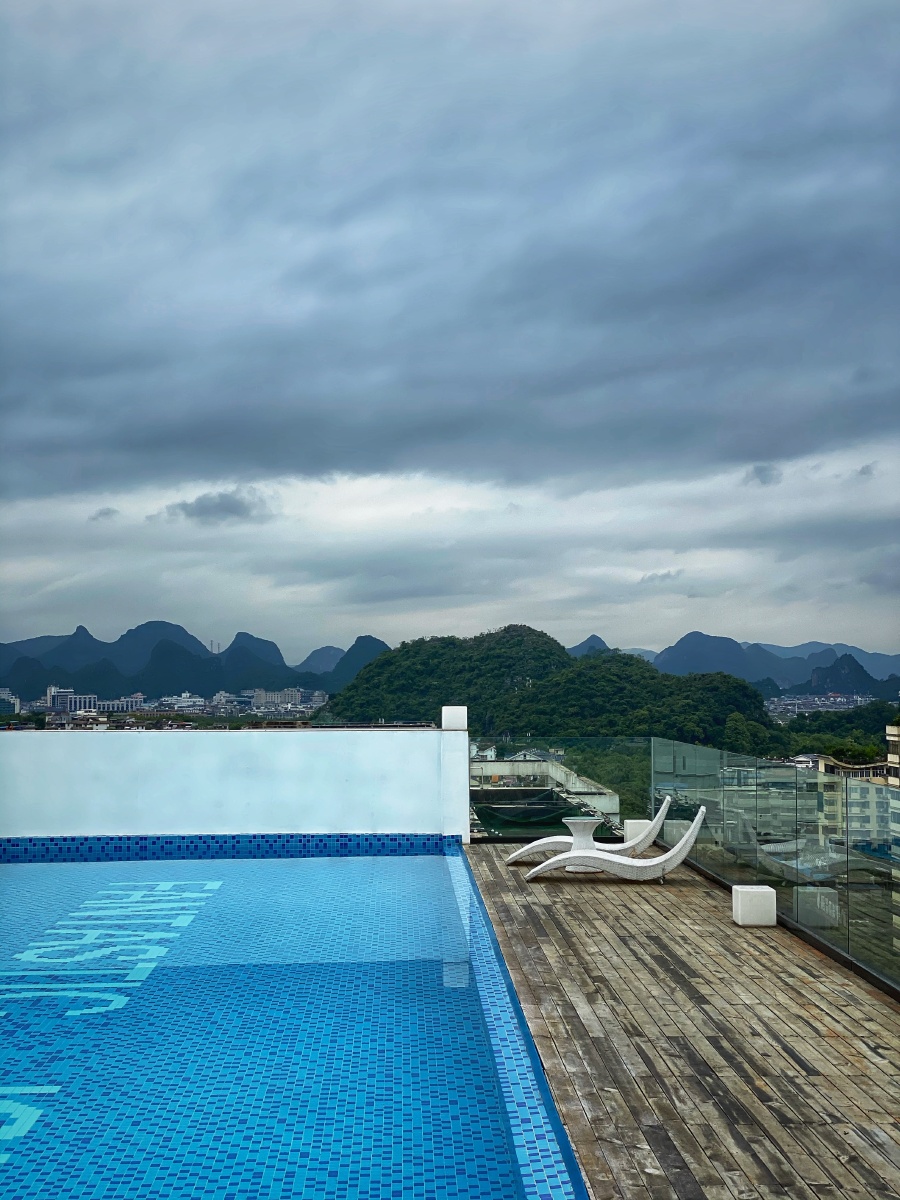 桂林隐沫酒店顶层,远望乌云黑压压一片,和游泳池里的纯色白和蓝 对比