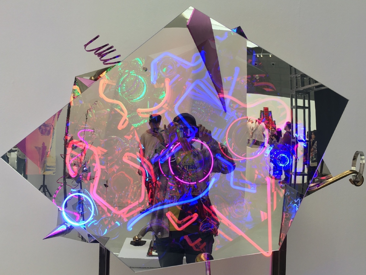 iphone11pro br /> 时间 2019年 br /> 简述 一组装置艺术 的镜子里面