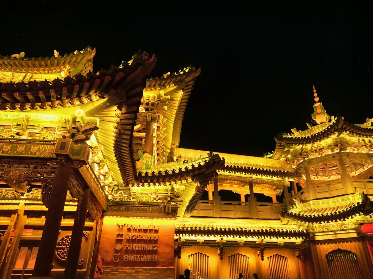 果见正房厢庑游廊悉皆小巧别致不似方才那边轩峻壮丽且院中随处之树木