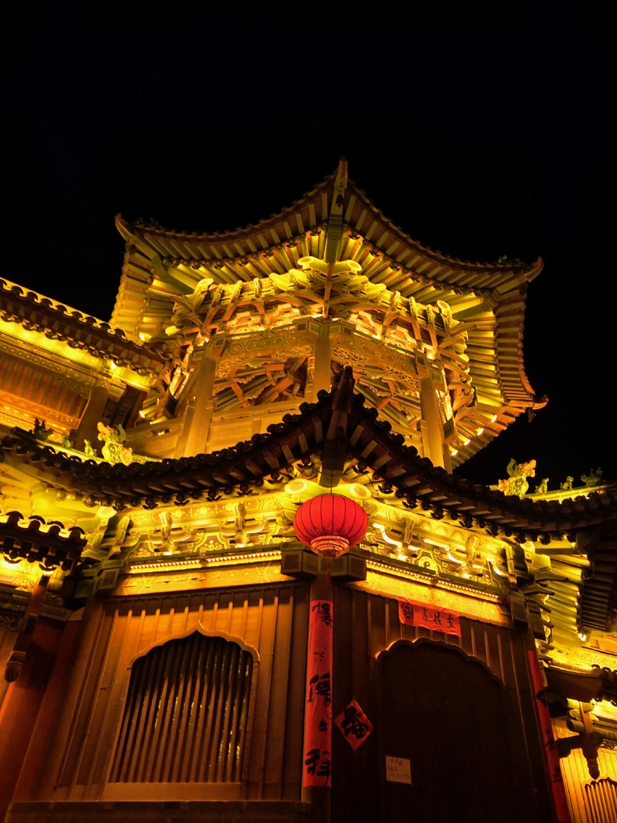 果见正房厢庑游廊悉皆小巧别致不似方才那边轩峻壮丽且院中随处之树木