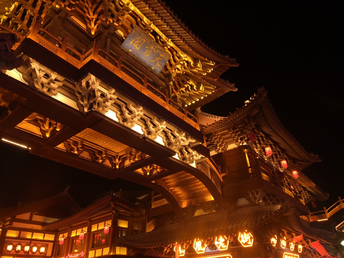 果见正房厢庑游廊悉皆小巧别致不似方才那边轩峻壮丽且院中随处之树木