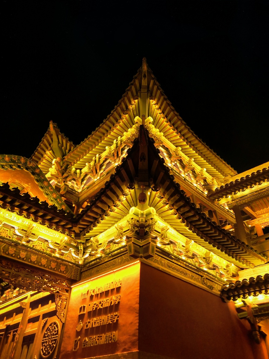 果见正房厢庑游廊悉皆小巧别致不似方才那边轩峻壮丽且院中随处之树木