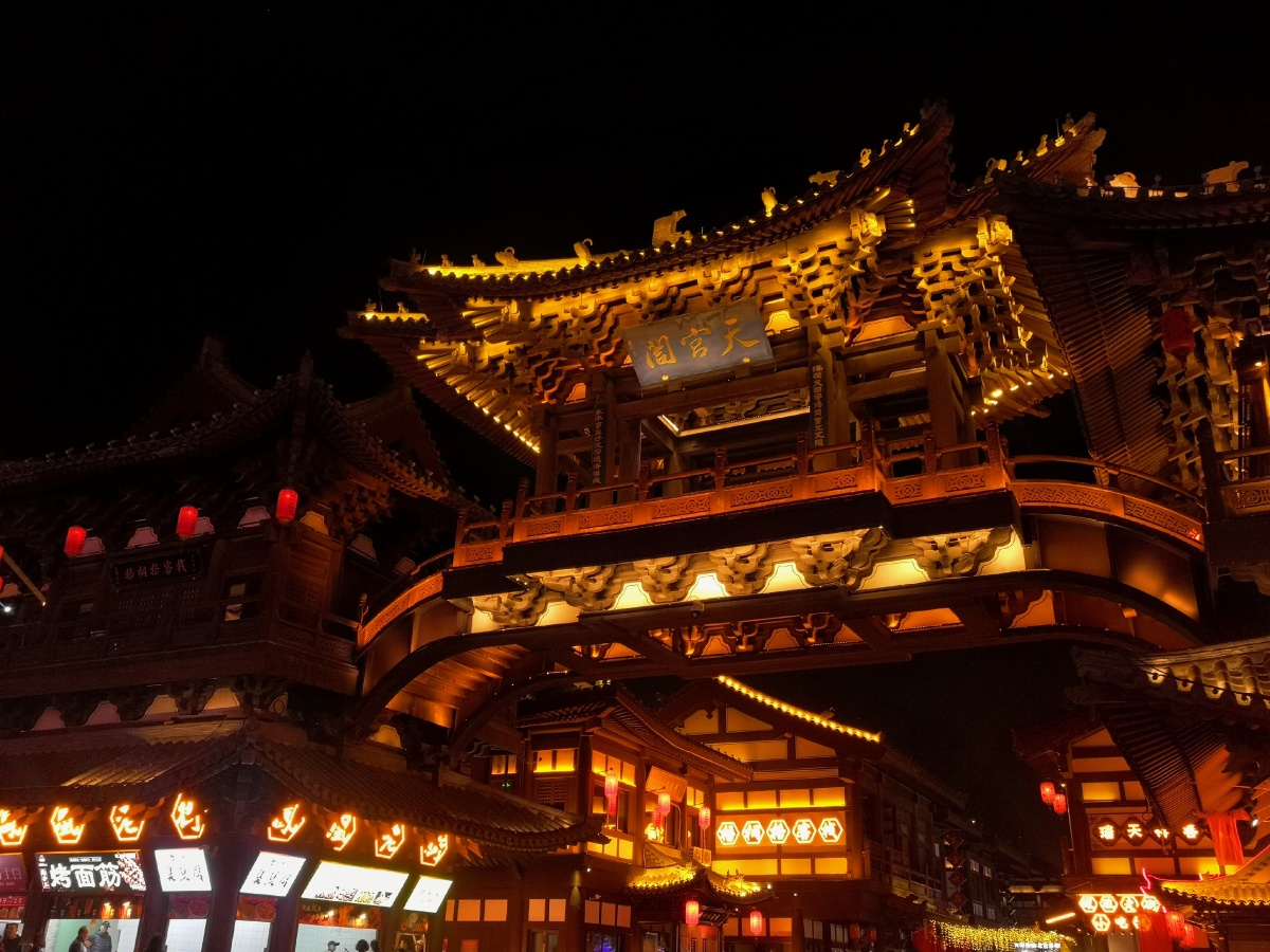 果见正房厢庑游廊悉皆小巧别致不似方才那边轩峻壮丽且院中随处之树木